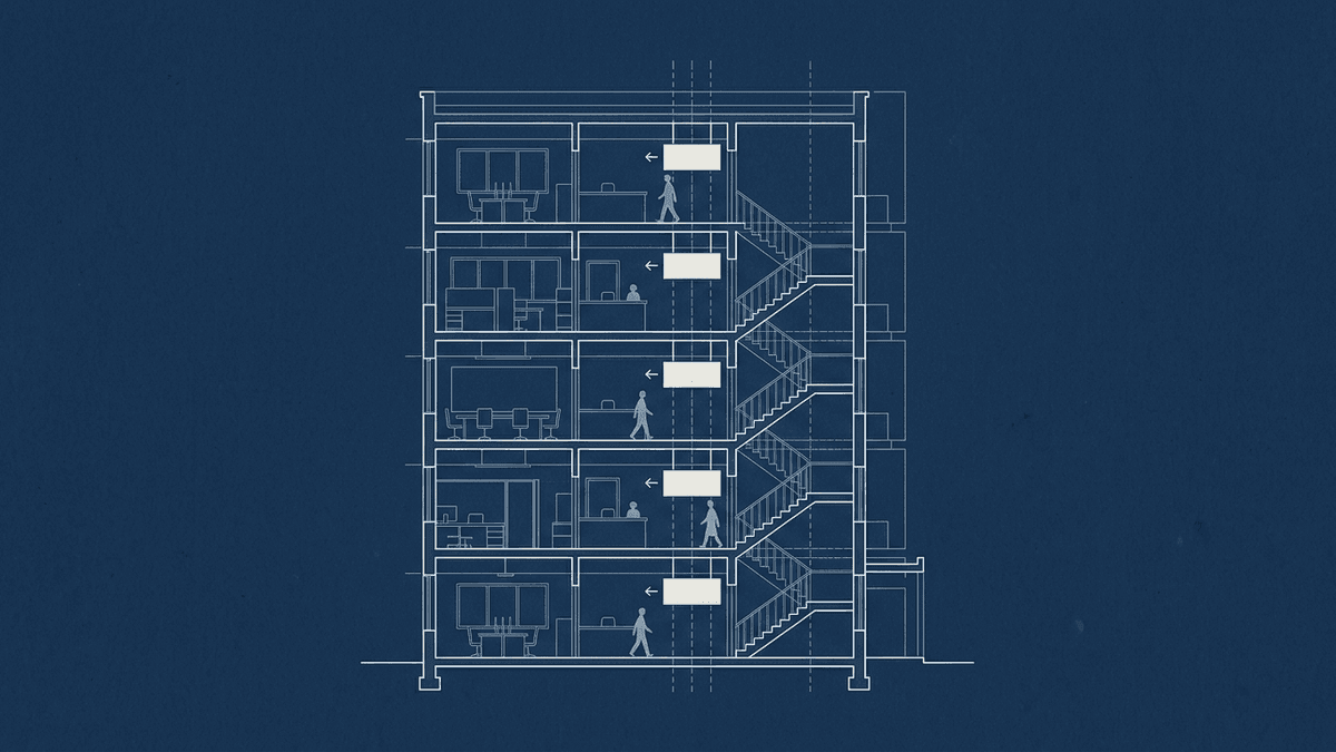 何階もある建物の各階の同じ場所に同じ案内板が掛かり、どの階に着いた人も受付や主要な部屋へ向かえる様子を描いた情景。