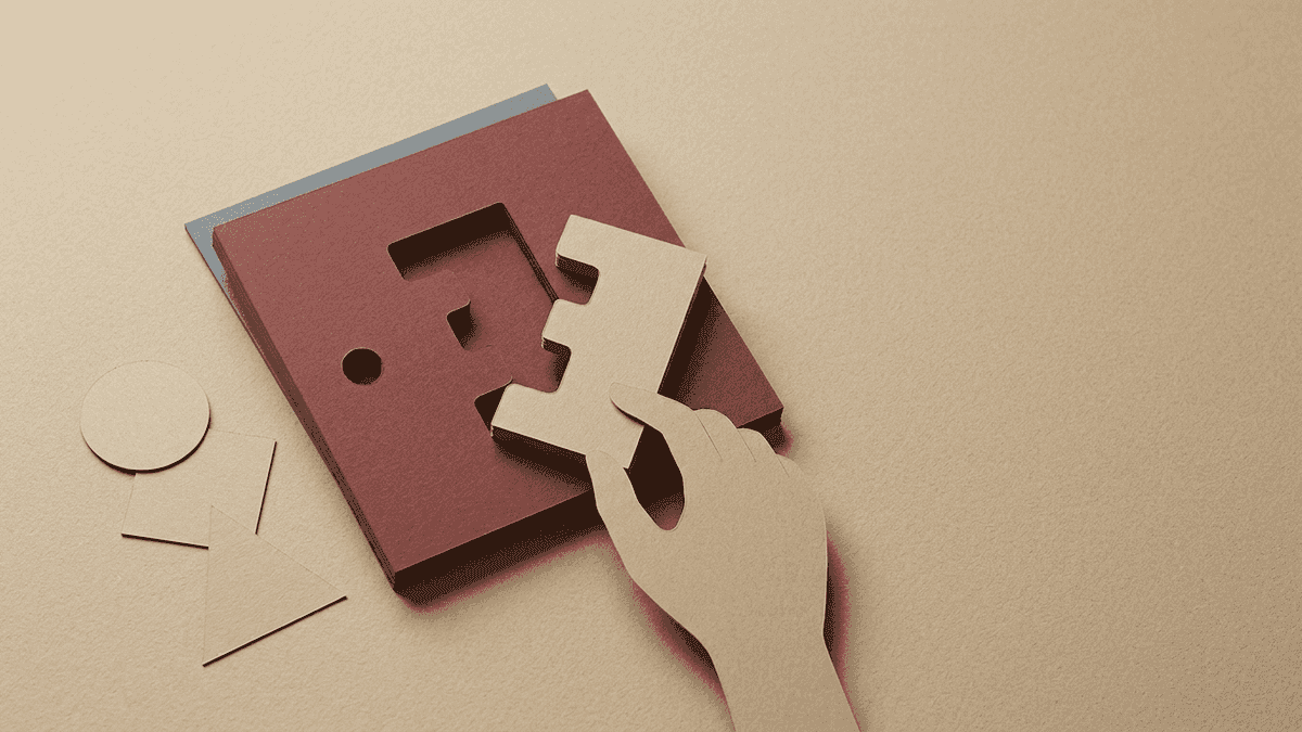図面を手にした設計者がパソコンの検索窓に加工と材質の言葉を入力し、画面に加工会社の事例ページが並んでいる様子。