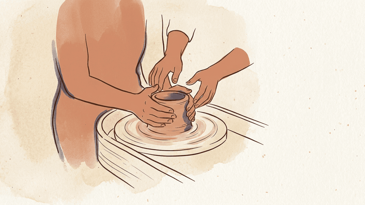 記事制作の工程表を前に、複数のSEOライティング講座の案内を見比べている人物のイラスト。机の上には赤字の入った原稿が置かれている。